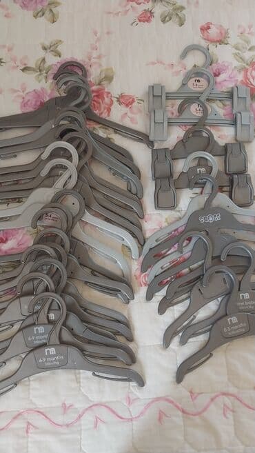 qapı və pəncərələr: Müxtəlif ölçülərdə və boz rəngdə olan uşaq geyim asılqanları dəsti — 1