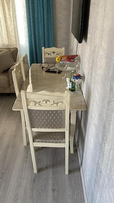 Stol ve 4 stul desti. Olculeri 1.50 uzunu eni 70 180 manat