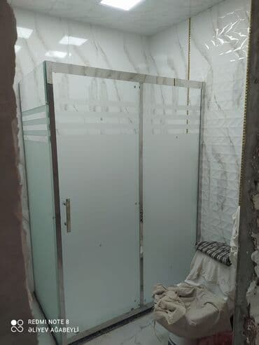 lampa şüşəsi: Şüşə qapılı duş kabinəsi, müasir dizaynı ilə vanna otağına zəriflik — 1