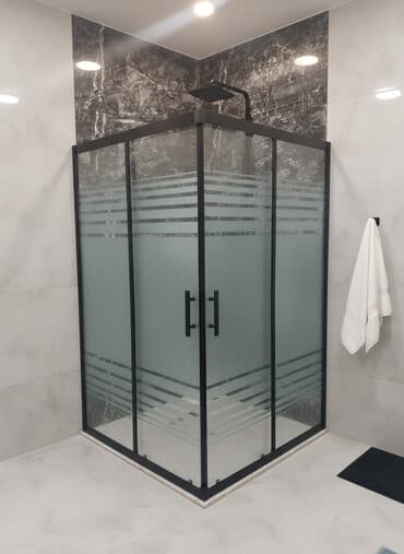 душевая кабина: Qara çərçivəli və şüşə panelləri olan duş kabinəsi. Şüşələr zolaqlı — 1