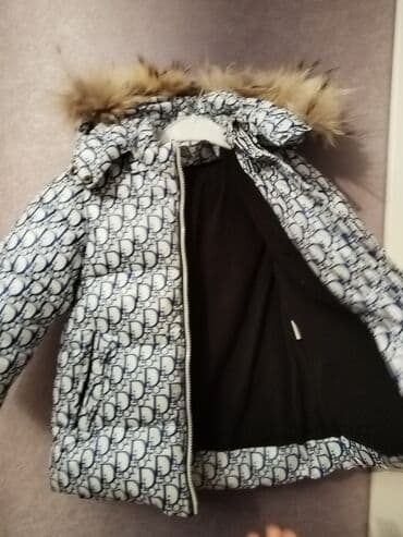 Uşaq üçün qışlıq pufik kurtka - Rəng: ağ üzərində tünd naxışlı print