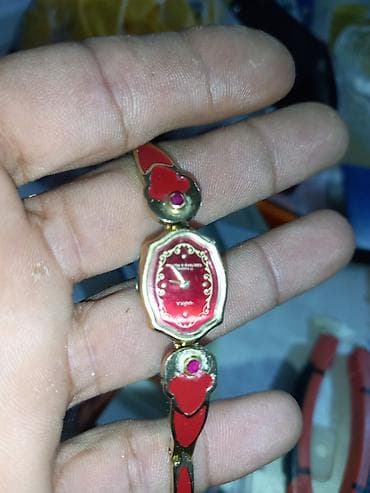 Qadın qol saatı – zərif bəzəkli model - Korpus və qolbaq: qızılı