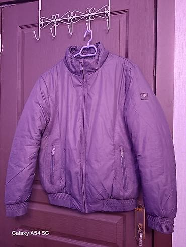 50-52 ölçüdür.Lakin çox böyük deyil.Kişi kurtkası – şəhər üslubunda