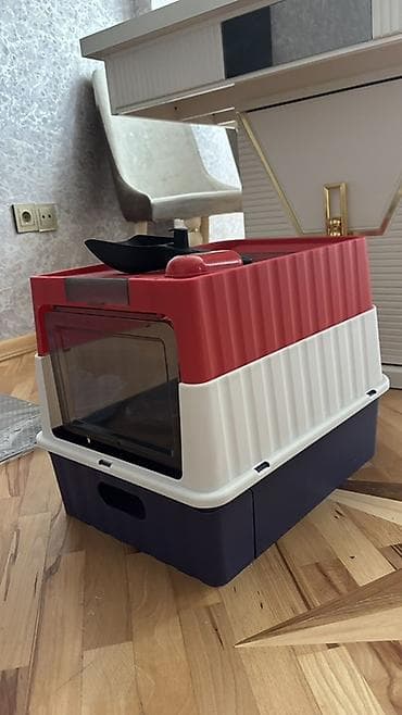 cat: Bağlı pişik tualeti və qum qabı - Rəng: qırmızı–ağ–tünd göy — 1