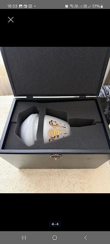 konfet qabi: Məhdud sayda istehsal olunmuş dekorativ şüşə qab dəsti. - Material — 3