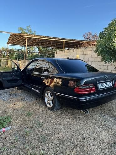 Mercedes-Benz E 240: 2.4 l | 1998 il Sedan