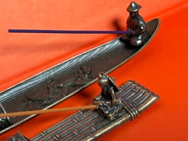 papaq şekli: Bu iki bürünc rəngli buxur qabı, Asiya mədəniyyətindən ilhamlanaraq — 2