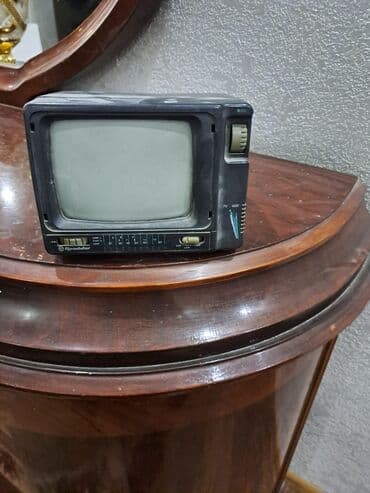 телевизор на запчасти: Portativ qara rəngli televizor. Cihazın ön hissəsində ekran, kanal — 1