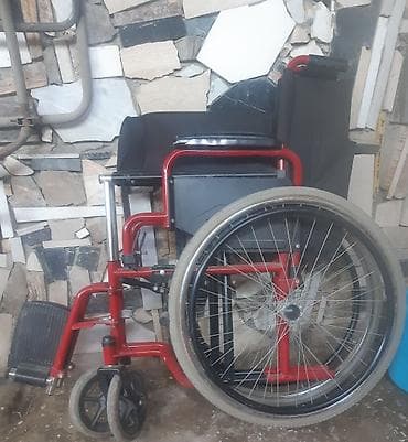 əlil arabasi: Bu, qırmızı rəngli metal çərçivəli və qara parça oturacaqlı əlil — 2