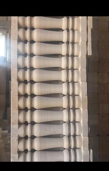 балясины из камня: Ağ rəngli, müxtəlif formalı və ölçülü dəmir-beton sütunlar. Bu — 9