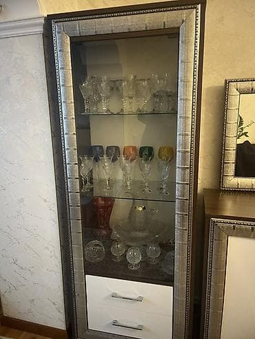 Şüşəli dolab vitrini