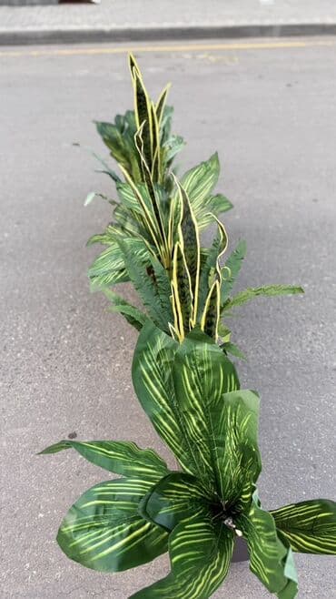 gul salonu: Məhsul: Dekorativ uzun metal çiçək qutusu və süni bitki kompozisiyası — 4