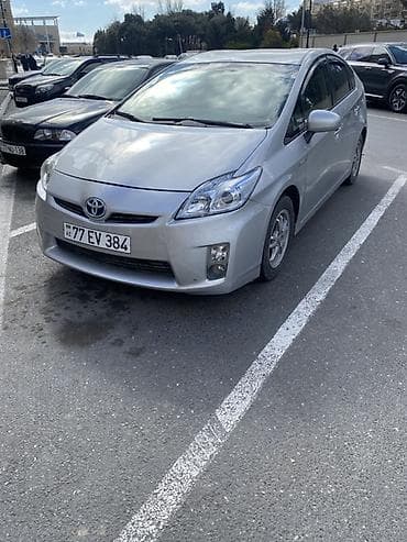Toyota Prius (3-cü nəsil), gümüşü rəng. - Kuzov: liftback, aerodinamik