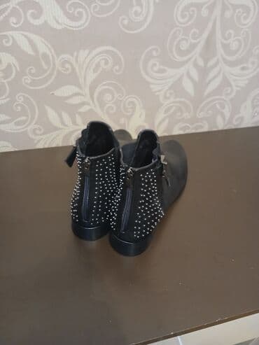 qadın üçün daflkot: Qadın qısa çəkmələri - Rəng: qara - Model: bilekyanı bot - Material — 1