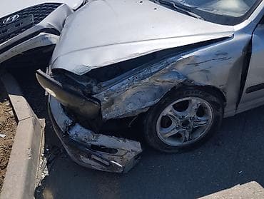 niva oturacaq: Hyundai Elantra, gümüşü rəng. Sedan kuzov. Texniki xüsusiyyətlər: - — 5