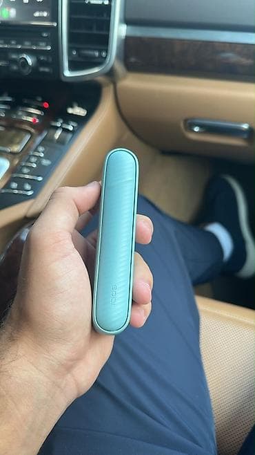 IQOS (tütün çubuqları üçün qızdırıcı cihaz) – mavi/çəhrayı-aqua rəngdə