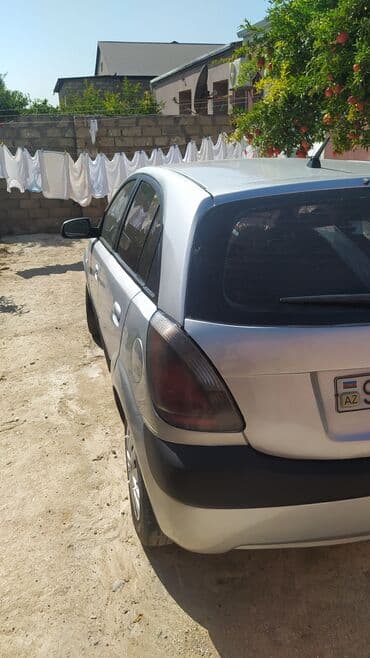 багажник на крышу баку: Kia Rio hatchback – gümüşü rəngdə, kompakt və qənaətcil şəhər — 4