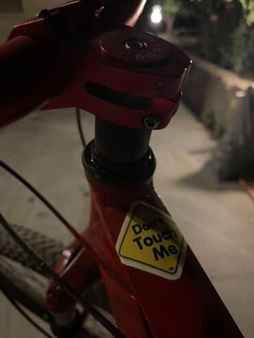 tutacaqlı üçtəkərli velosiped: Qırmızı rəngli dağ velosipedi - Güclü alüminium tipli çərçivə, rahat — 4