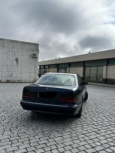 teker 16: Mercedes-Benz E-Class: 2.2 l | 1999 il Sedan — 5