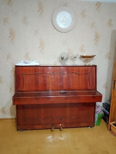 Upright pianino – klassik üslubda, taxta korpuslu. - Korpus: tünd