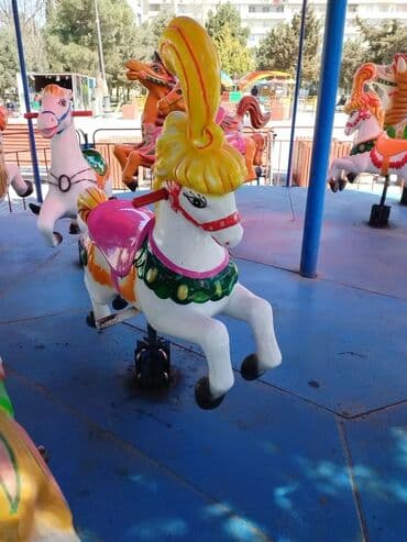 maxco şarj aleti: Təcili Karnaval karusel satılır. 12 ədəd at fiqurlardır. orjinal — 4