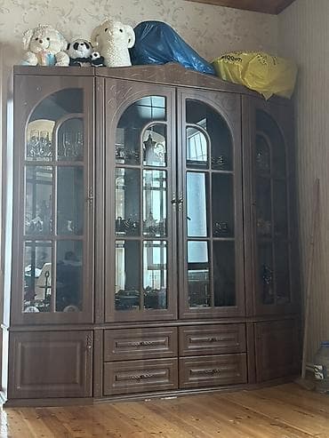 - Məhsul: Şkaf-vitrin (böyük ölçülü, klassik dizayn) - Material: Ağac