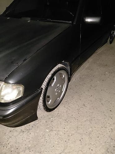 mercedes e class: Mercedes-Benz C-sinfi sedan (W202) – qara rəng. Texniki və dizayn — 4