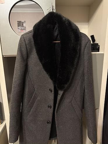 - Kişi Paltosu 15-16 Yaş yenidir - Rəng: tünd boz - Material: qalın