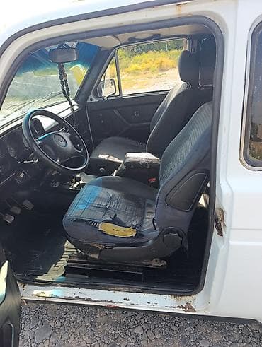 lifan kpr 250: VAZ Niva avtomobili təqdim olunur. Kuzov ağ rəngdədir və klassik 3 — 7