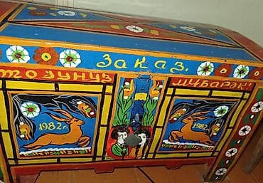 qədim sandıq: Rəngarəng əl naxışlı taxta sandıq - Material: bərk taxta - Üslub — 1