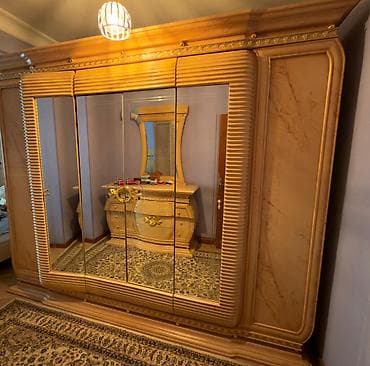 padval qapisi: Servant və 6 qapılı paltar dolabı satılır. Yaxşı vəziyyətdədir, 2si — 6