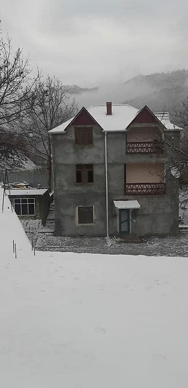 gencede kiraye ev axtariram: İsmayıllı rayonu Lahıc yolu 6 km.qaraqaya kəndində yolun kenarında 3 — 5