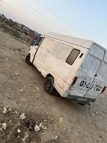 opel vita 1998: Ağ rəngli yük/miniven tipli köhnə kuzovlu avtomobil. Xüsusiyyətlər: - — 4