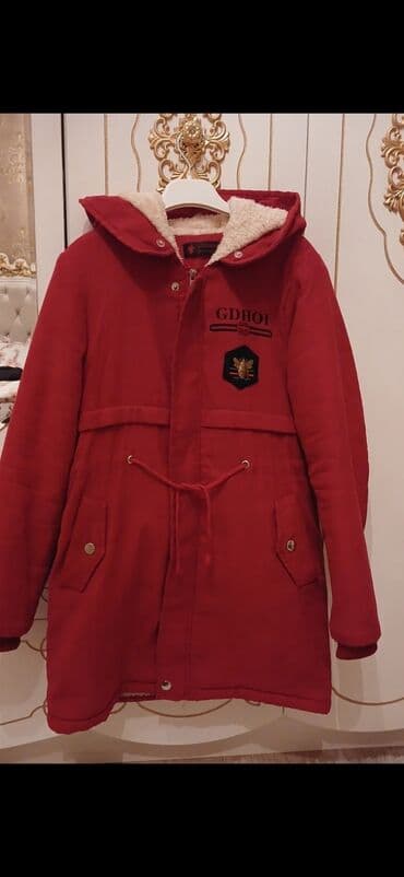 kurtka türkçe ne demek: Qışlıq qadın parkası – qırmızı rəng - Model: kapüşonlu, beldən iplə — 2