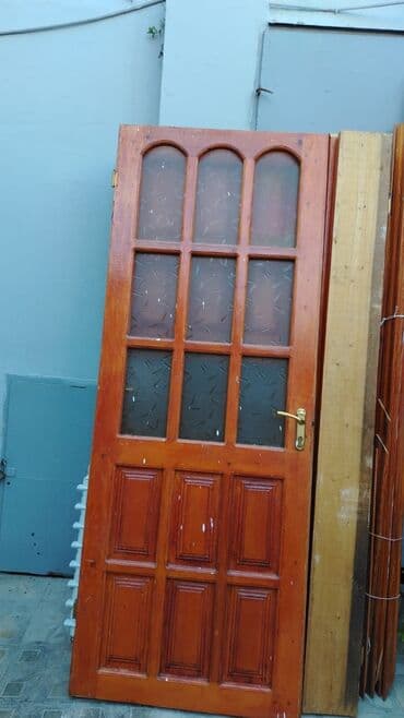 işlənmiş taxta qapı: Taxta şüşəli qapı - Material: təbii ağac gövdəsi, laklanmış səth - — 1