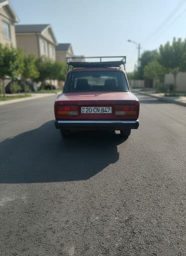 Model: Lada (VAZ) 2107 sedan Rəng: qırmızı/qara iki tonlu Kuzov: 4