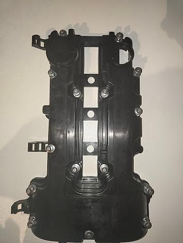 Bu, avtomobil mühərriki üçün qara rəngdə klapan qapağıdır. Üzərindəki