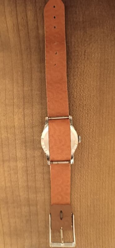 ayaq ustu saat: Qol Mexaniki Əntiq saat 1945 il, Paslanmayan polad — 4