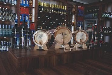 Şərab evi üçün vitrinlərinin sifarişlə hazırlanması — 2