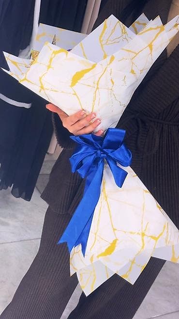 bənövşəyi gül: Bənövşəyi güllərdən buket - Tərkib: sıx şəkildə yığılmış bənövşəyi — 1