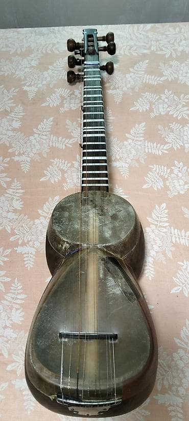 Tar səsləndirən simli musiqi aləti professional tardı. səhnələr və — 5