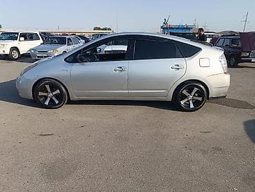 салон volkswagen: Toyota Prius – hibrid hetçbek - Korpus: 5 qapılı hetçbek, gümüşü rəng — 6
