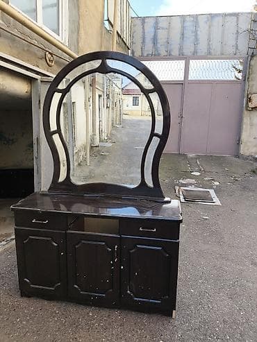 qehve desti: Qonaq otağı dəsti – tualet masası güzgü ilə və vitrin şkaf Tərkib: - — 2