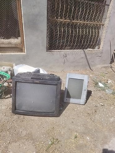 kohnə televizor: Köhnə elektronika və ehtiyat hissələri toplusu - Bir neçə ədəd köhnə — 2
