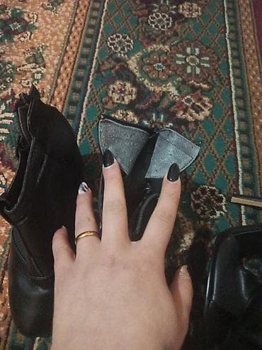 sari batinka: Qadın üçün dəbli yarımçizmilər - Model: Kəmərli, açıq yan panellərlə — 3