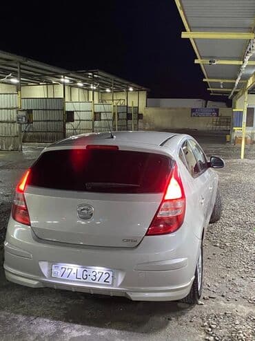 tofaş satış: Hyundai i30 CRDi, gümüşü rəng, hetçbek kuzov. Xüsusiyyətlər: - Dizel — 14
