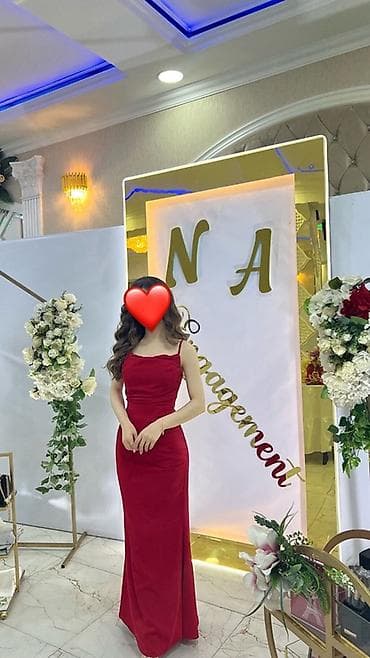 ayaqq: Məhsul: Qırmızı gecə/libas - Model: uzun, düz kəsimli, bədənə oturan — 1