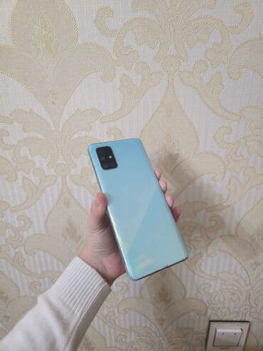 Apple iPhone: Mavi rəngli smartfon Xüsusiyyətlər: - Arxa tərəfdə çoxmodullu kamera — 1