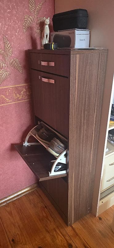 Ayaqqabı dolabı satılır
Hündürlük 1.3 mtr
Eni 50 cm
Dərinlik 25cm — 4