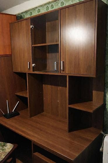 Satılır kompyuter masası və üzərində quraşdırılmış dolab dəsti. Mebel